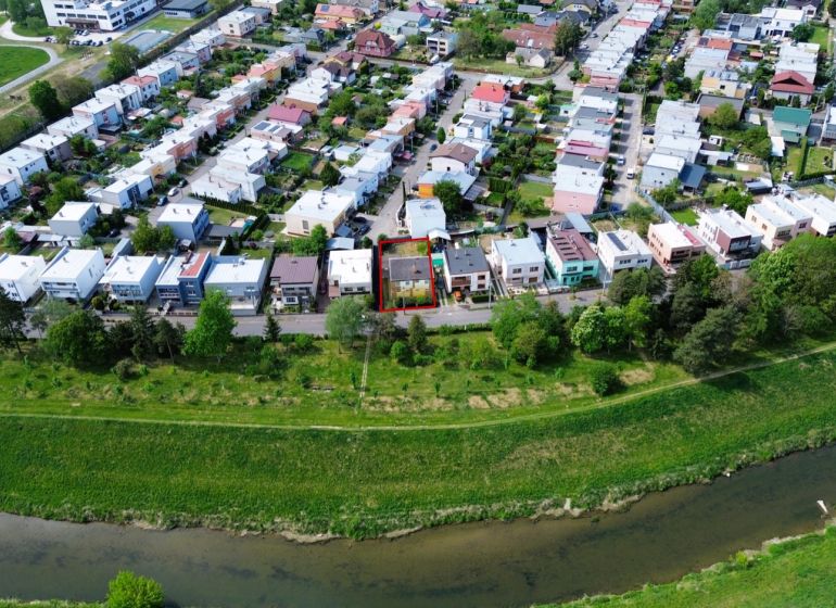Luftaufnahme eines Einfamilienhauses in der Straße Nabr. J. M. Hurbana in Michalovce.