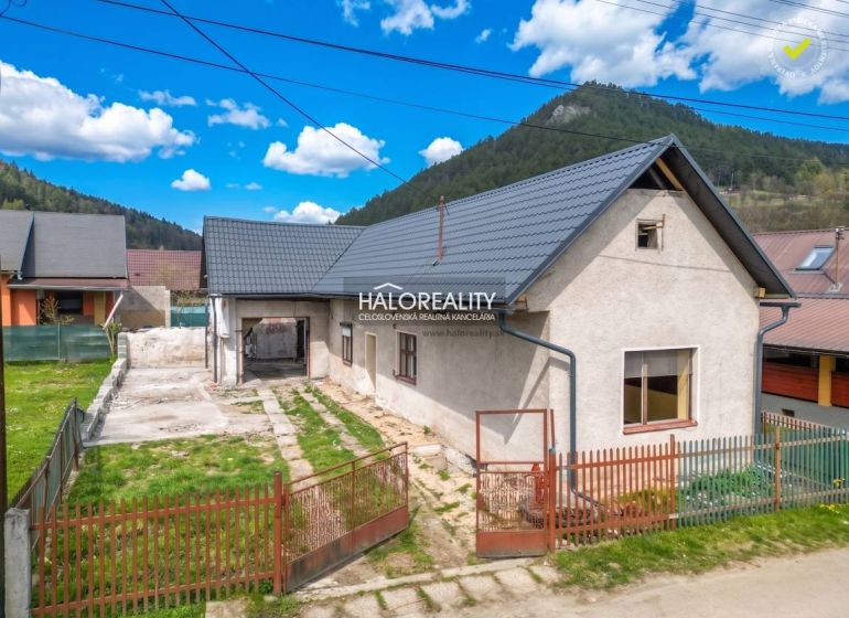 Ein Familienhaus in Stupno mit Hof, Garten und umliegenden Gebirgen.