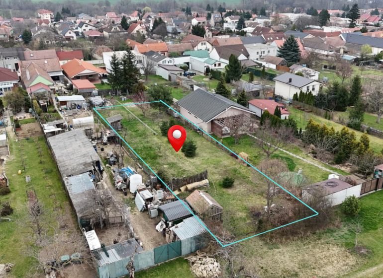 Luftaufnahme der Gärten in Budmerice in der Kaštielska-Straße mit markiertem Grundstück.