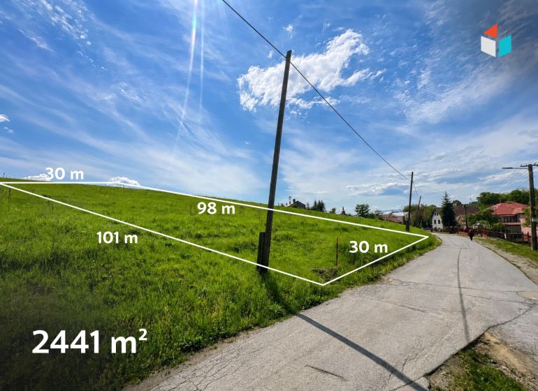Grundstücke - Wohnen in Fintice mit einer Fläche von 2441 m², neben der Straße unter blauem Himmel.