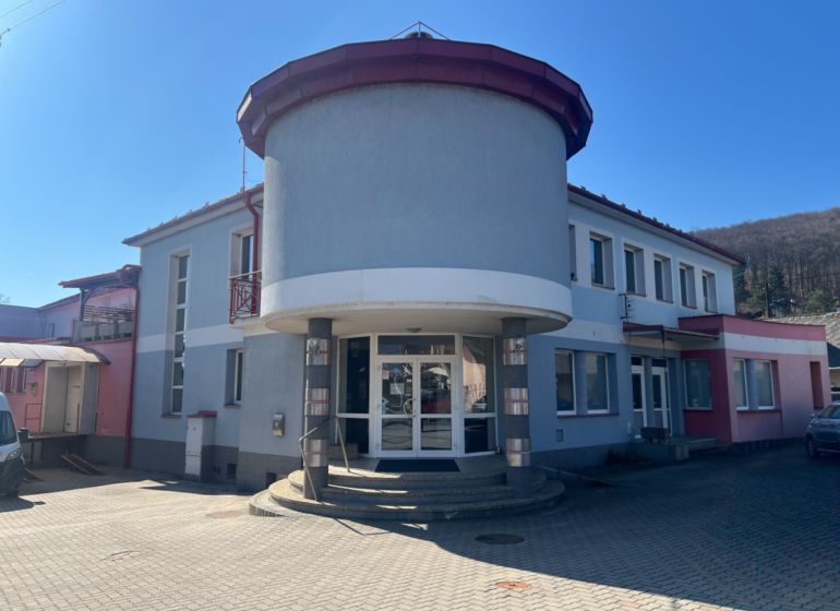 Gebäude mit einem Bogeneingang in Kremnička, Banská Bystrica, das als Lager und Halle dient.