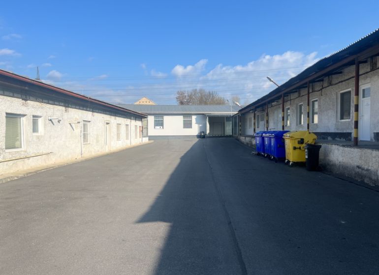 Außenbereich Lager und Hallen mit bunten Containern in Banská Bystrica, Cementárenská cesta.