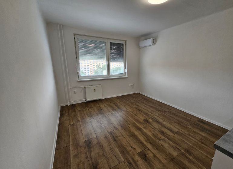 Ein Studio-Apartment mit Klimaanlage und Holzboden bietet einen hellen und gemütlichen Raum.