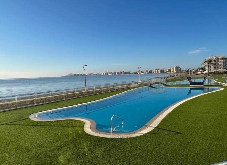 Ferienwohnung in La Manga del Mar Menor, Spanien, mit Pool am Meer.