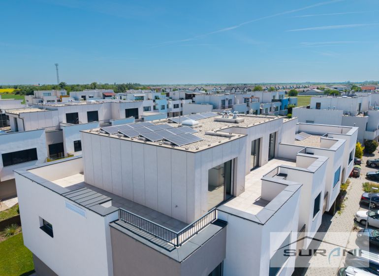 Wohnkomplex in der Mesačná-Straße in Hviezdoslavov mit Solarpanelen auf den Dächern.