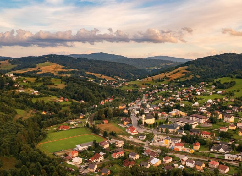 Panorama des Dorfes Skalité mit landwirtschaftlichen und forstwirtschaftlichen Flächen in malerischer Natur.
