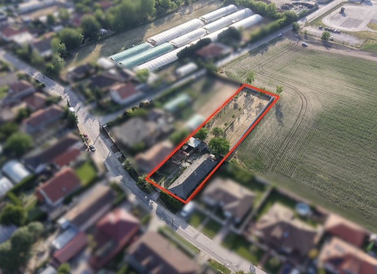 Luftaufnahme eines Einfamilienhauses in Nesvady mit geräumigem Grundstück.