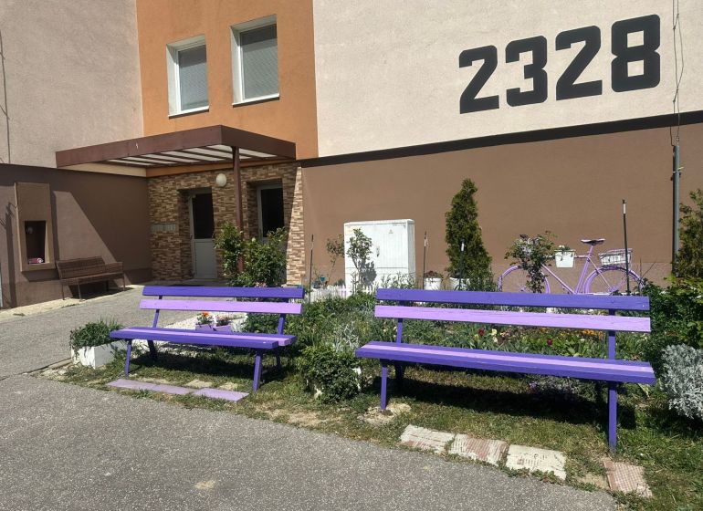 Bänke vor dem Wohnhaus in der Pavla Országha Hviezdoslava Straße in Topoľčany.