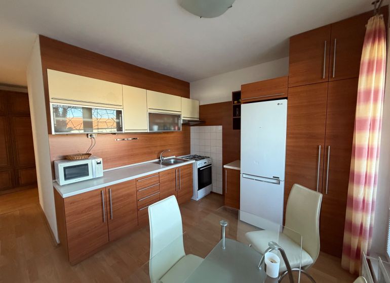 Küche in einer 3-Zimmer-Wohnung mit Holzelementen und moderner Ausstattung.