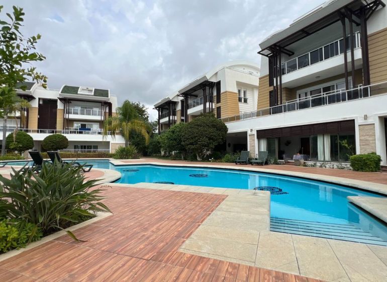 Ein von Gebäuden mit Grün umgebener Pool in Side, Türkei, Besondere Immobilien.