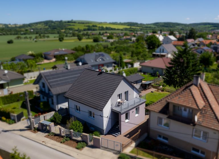 Einfamilienhaus in der Jahodova-Straße in Trenčín mit Terrasse und gepflegtem Garten.