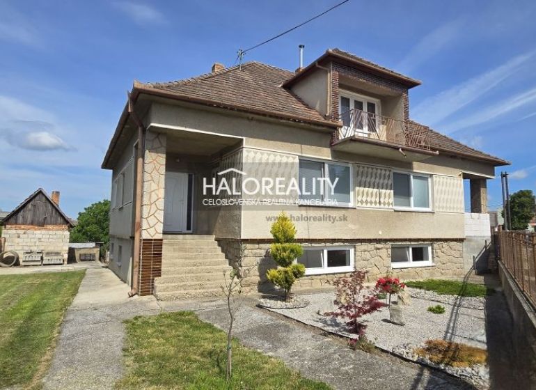 Ein Einfamilienhaus in Dolné Saliby mit einem schön gestalteten Garten und einem großzügigen Grundstück.