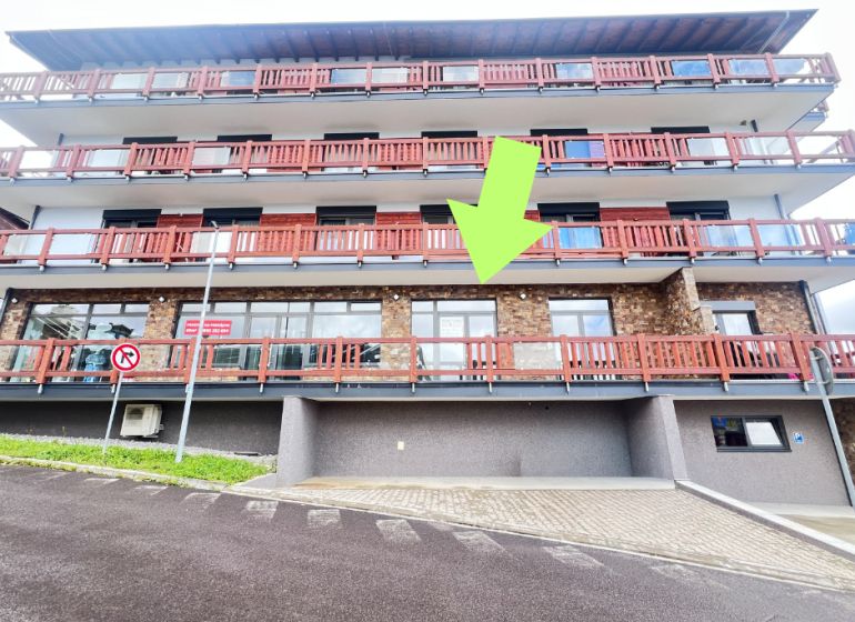 Ein Gebäude mit Balkonen und Steinfassade, Geschäftsräume in Donovaly, Bezirk Banská Bystrica.