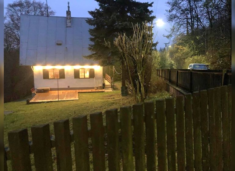 Einfamilienhaus in Horné Otrokovce in der Straße Horné Otrokovce mit beleuchteter Terrasse und Tor.
