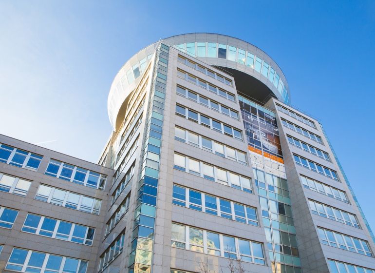 Ein Bürogebäude in der Plynárenská Straße in Bratislava - Ružinov vor einem blauen Himmel.