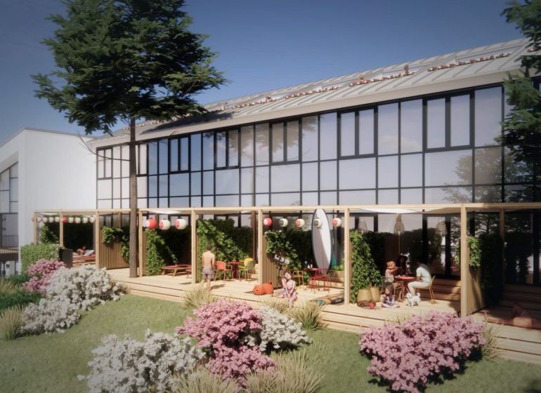 Außenbereich einer Ferienwohnung in Zemplínska Šírava mit Terrasse und buntem Garten.