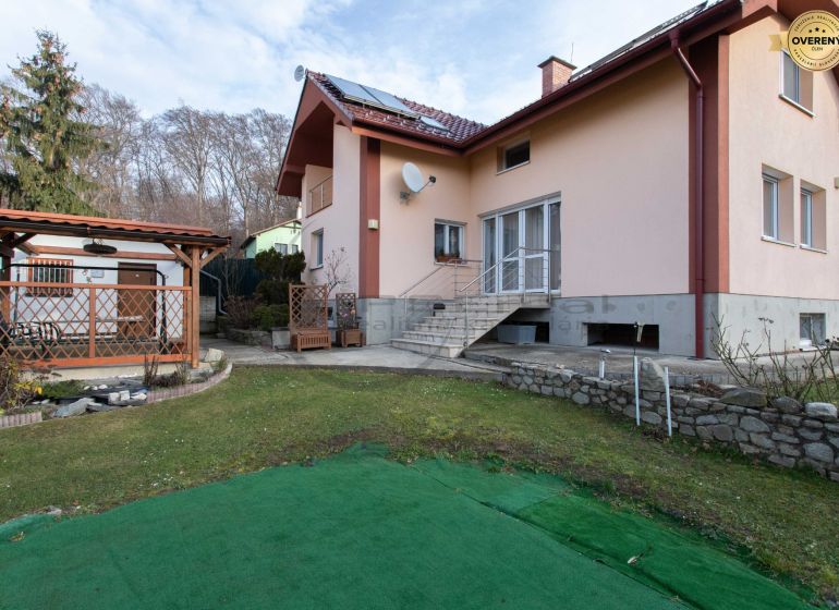 Einfamilienhaus in der Borinská-Straße in Marianka mit Garten und Terrasse.
