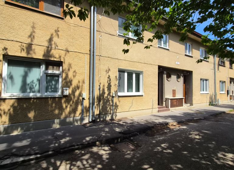 Mehrfamilienhaus in der J. Emanuela Straße in der Stadt Vrbové, das 2-Zimmer-Wohnungen anbietet.