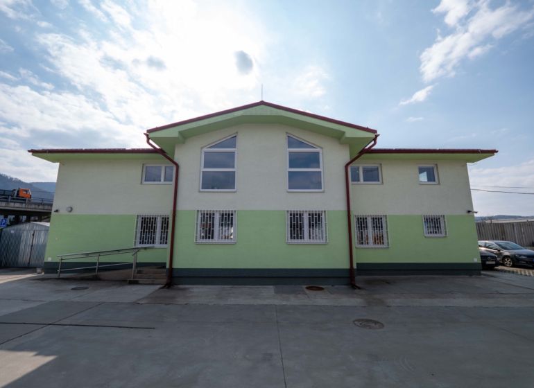 Gebäude mit grüner Fassade, Parkplatz, Stavebná, Majer, Banská Bystrica, Besondere Immobilien.