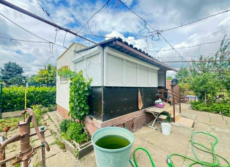 Ein Haus in der Straße in Nové Zámky mit Hof und Garten, Außenausstattung.