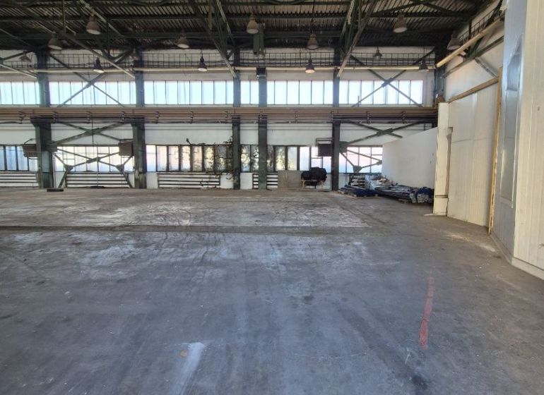 In den Innenräumen von Lagern und Hallen dominieren geräumige Betonflächen und Stahlkonstruktionen.