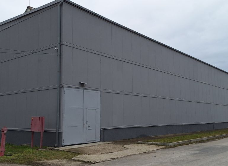 Lager und Hallen in der Priemyselna-Straße in Galanta, ein geräumiges graues Gebäude mit industriellem Aussehen.