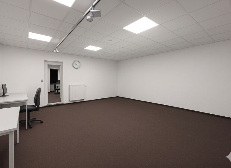 Geräumige Büros mit weißen Wänden, braunem Teppichboden und minimalistischer Einrichtung.