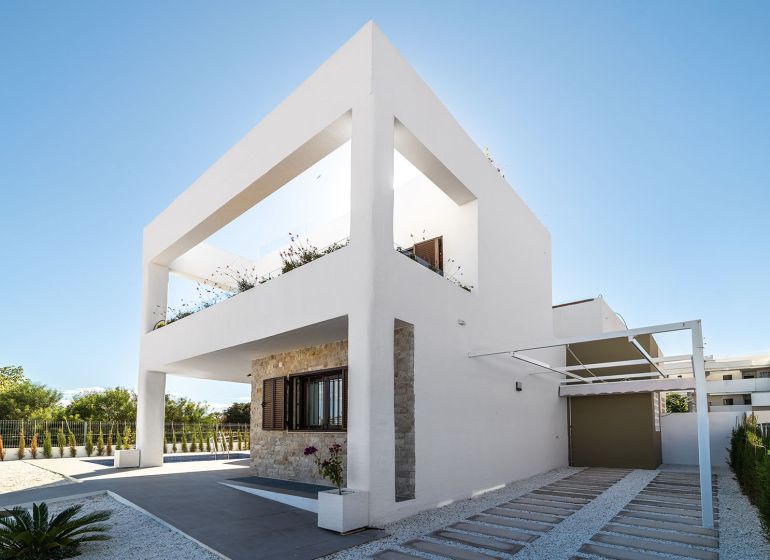 Zweistöckige 2-Zimmer-Wohnung in Pulpí mit minimalistischem Design und Garten.