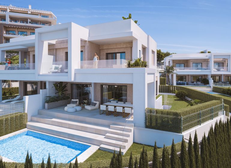 Ferienwohnung in Estepona mit Pool und Terrasse, umgeben von Grün.