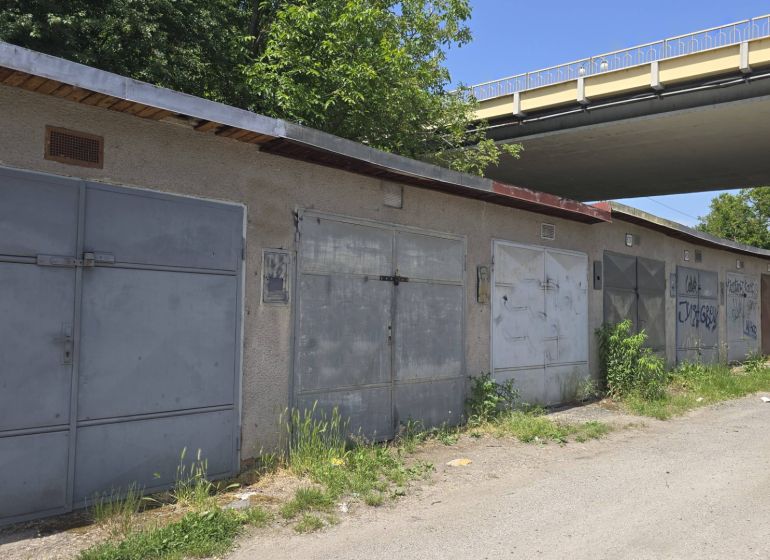 Garagen in der Jesenského-Straße in Zvolen entlang der Straße mit Grünflächen und Graffiti.
