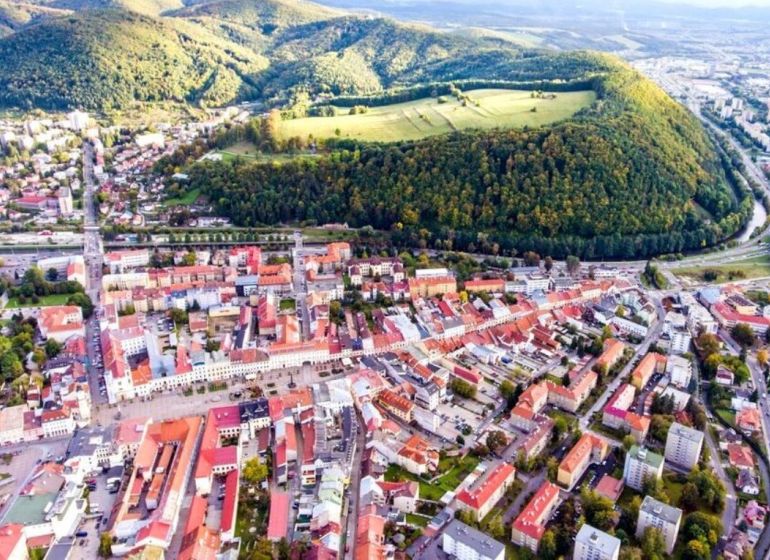 Luftaufnahme von Banská Bystrica mit schöner Panorama und Suche nach einer 3-Zimmer-Wohnung.