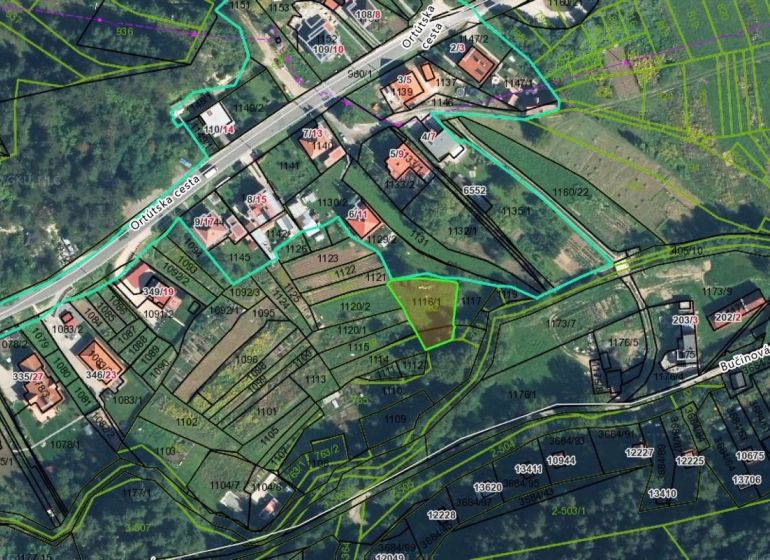 Katasterkarte mit markierten Parzellen und Straßen im Gebiet Záhrady, Malachov.