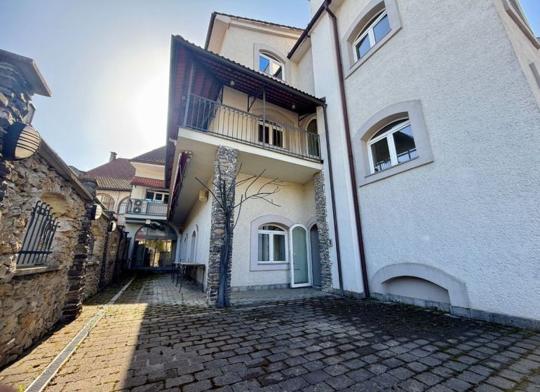 Ein Herrenhaus mit besonderen Immobilien in Banská Bystrica mit Steindetails und Bordsteinpflaster.