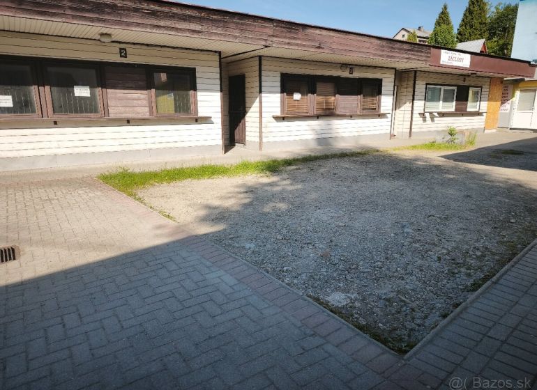 Geschäftsräume in Turzovka mit einfacher Fassade und gepflastertem Zugang.