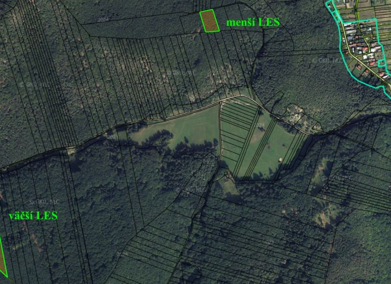Eine Luftkarte zeigt landwirtschaftliche und forstwirtschaftliche Flächen im Gebiet von Rajecká Lesná.