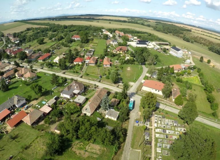 Luftaufnahme von landwirtschaftlichen und forstwirtschaftlichen Flächen in der Stadt Lula mit ländlicher Landschaft.