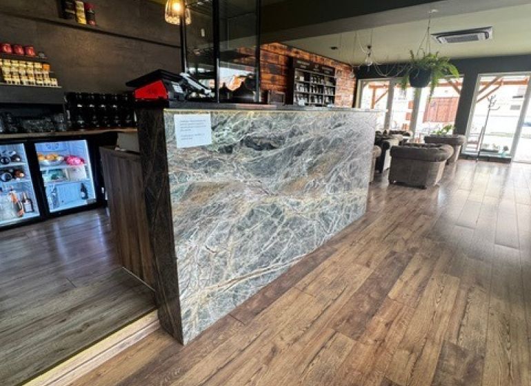 Geschäftsräume mit stilvollem Interieur, Holzboden, modernem Design.