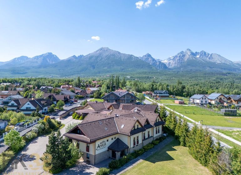 Ein Blick auf Hotels und Pensionen in Nová Lesná mit Panorama der Tatra.