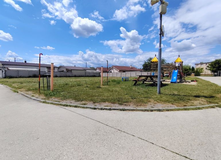 Spielplatz mit Klettergerüsten und Rutsche in Kostolište in der Straße Za bytovkou, Grundstücke - Wohnen.
