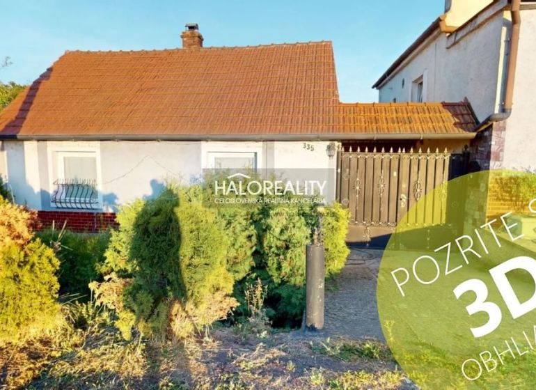 Einfamilienhaus in Senica mit Vorgarten und braunem Dach, bietet eine 3D-Besichtigung an.