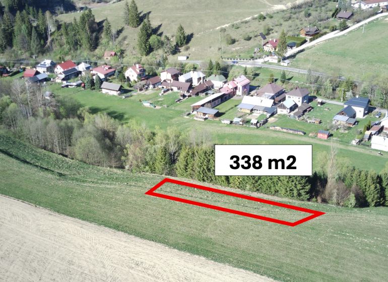 Luftaufnahme von landwirtschaftlichen und forstwirtschaftlichen Flächen in Čierny Balog mit markiertem Grundstück.
