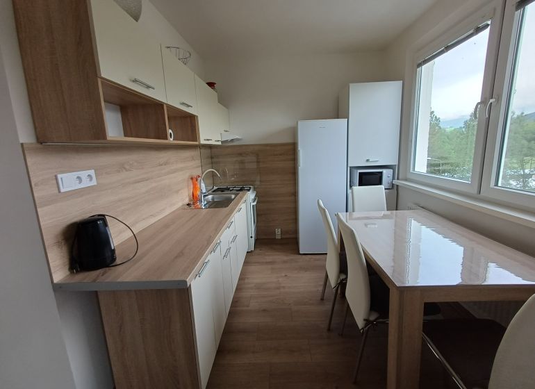 Küche in einer 3-Zimmer-Wohnung mit Holzboden und moderner Ausstattung.