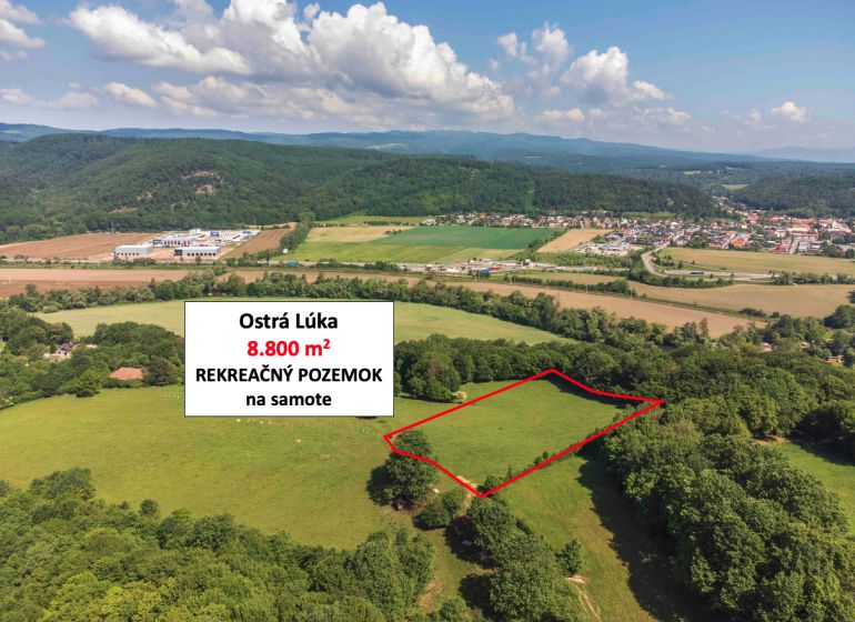 Freizeitgrundstücke in Ostrá Lúka, umgeben von Natur und grüner Landschaft.
