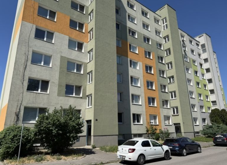 Wohnblock in der Dudvážska-Straße, Bratislava - Podunajské Biskupice, bietet eine 1-Zimmer-Wohnung an.