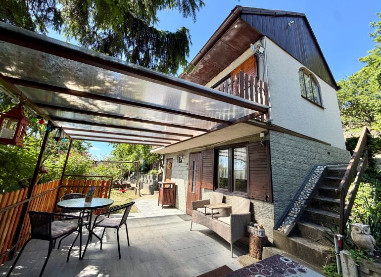 Ein Ferienhaus in der Kunov-Straße in Senica mit einer Außensitzgelegenheit und Gartenmöbeln.