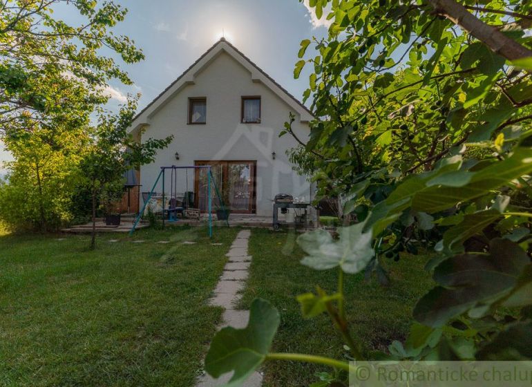 Einfamilienhaus in Bernolákovo mit großem Garten und einem Weg inmitten von Grün.