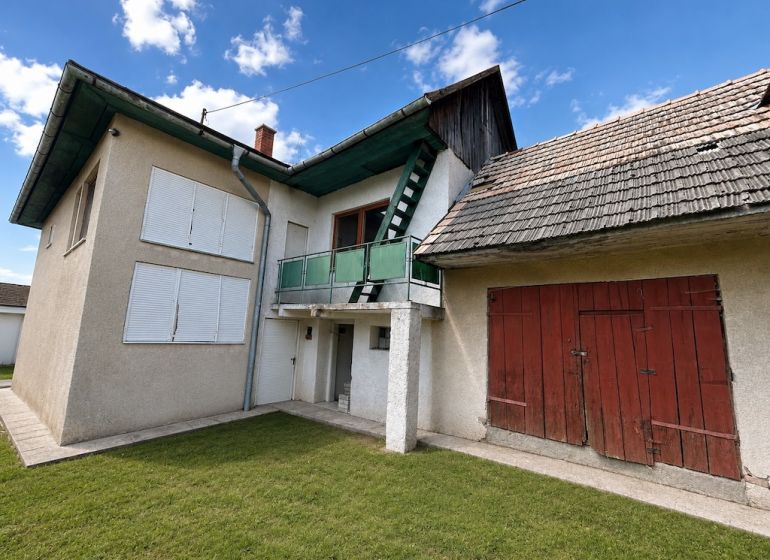 Einfamilienhaus in der Straße Na záhumnie in Hrochoť, mit einem grünen Rasen-Garten.