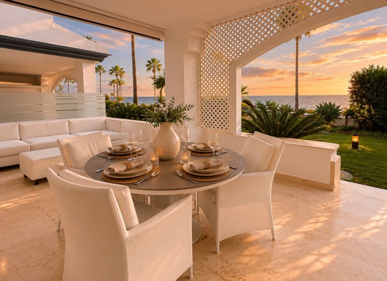Die Terrasse einer 4-Zimmer-Wohnung mit Meerblick, bequemen Sitzgelegenheiten und elegantem Essbereich.