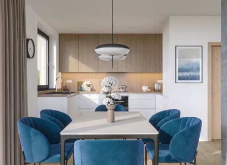 Esszimmer eines Einfamilienhauses mit Holzboden und blauen Stühlen.