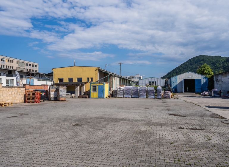 Das Gelände an der Zvolenská-Straße in Banská Bystrica mit Gebäuden und Lagerräumen.